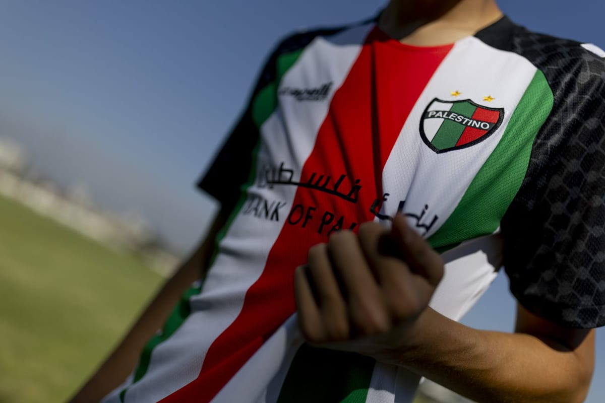 Imagen de archivo de una camiseta del Club Deportivo Palestino. Foto: palestinocl