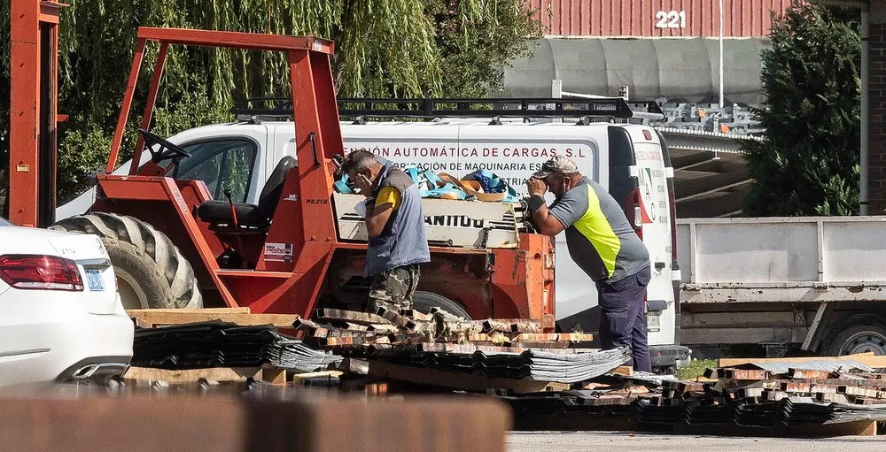 Compañeros de los dos trabajadores muertos en las obras de la cubierta de Gonvarri, 9 de agosto de 2021. Foto: Miguel Ángel Valdivielso/Diario de Burgos