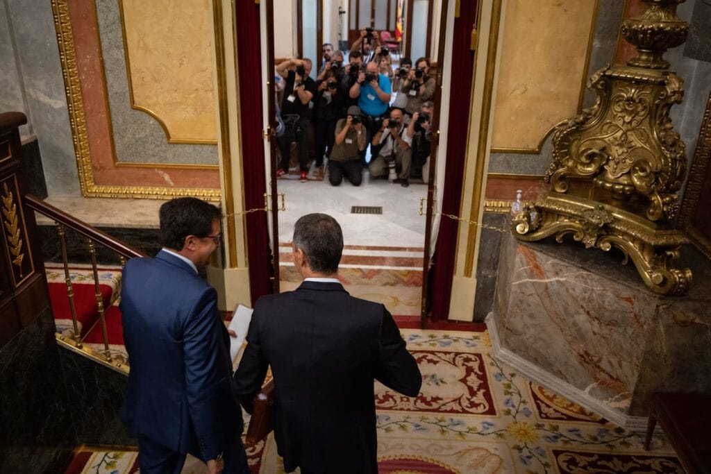 Imagen de archivo de Pedro Sánchez y Óscar López en el Congreso de los Diputados. Foto: Congreso. | Flickr PSOE.