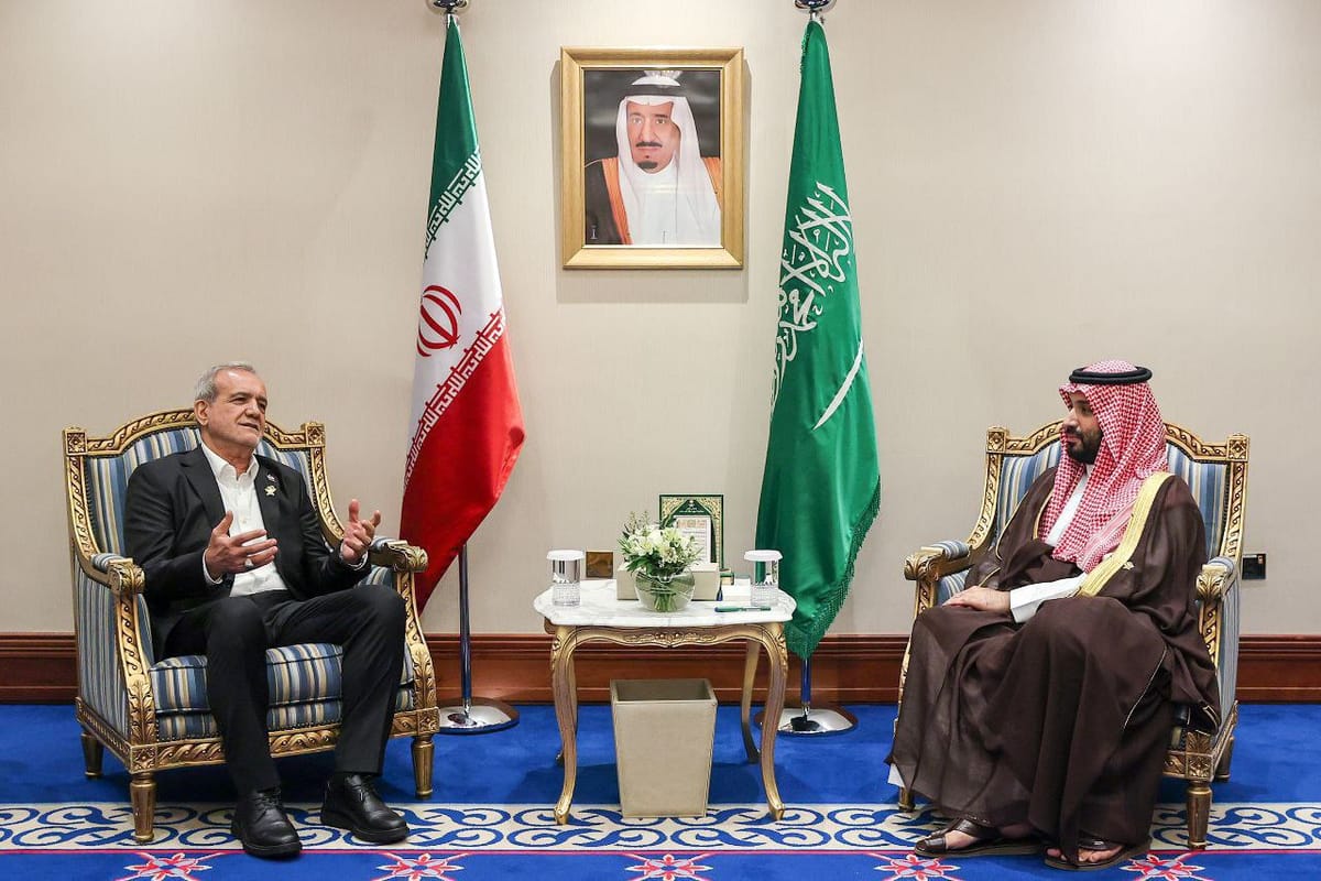 Reunión paralela entre el presidente iraní Masoud Pezeshkian y el príncipe heredero saudí Mohammed bin Salman en la Cumbre de Doha. Foto: N/D