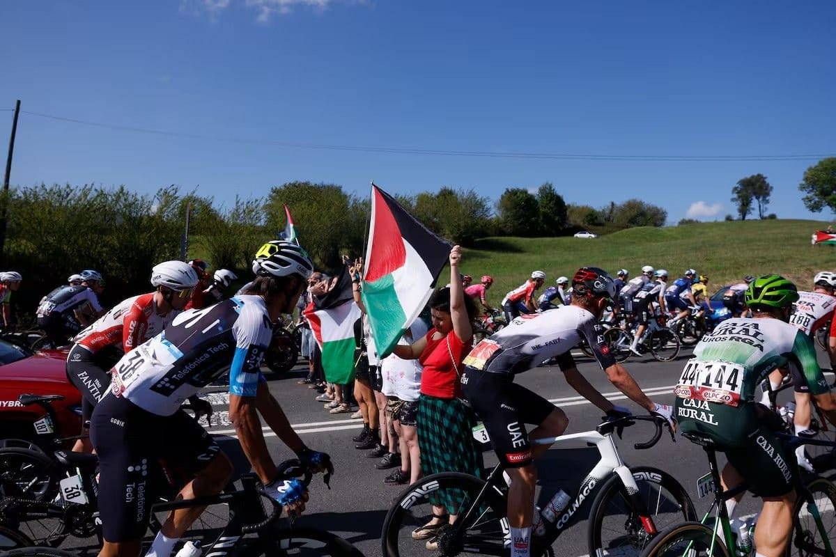 Manifestantes propalestinos interrumpen La Vuelta en Asturies. Foto: @losotrosjudios (X)