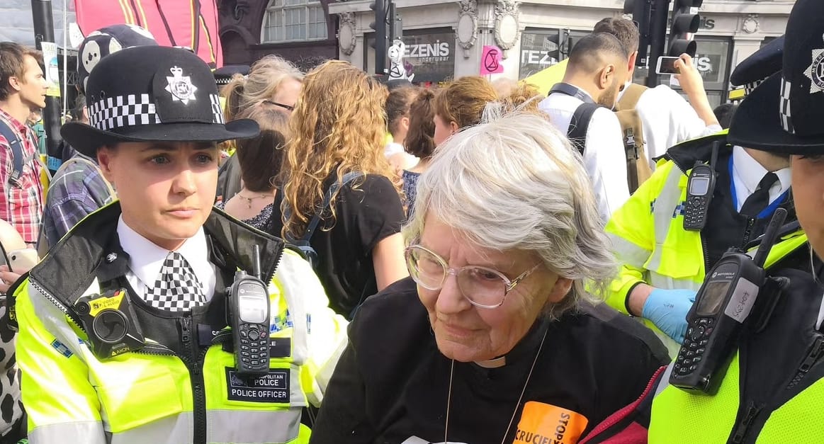 La Policía Metropolitana de Londres arrestando a una anciana de 82 años que protestaba contra la ilegalización de Palestine Action. Foto: @tantopress (X)