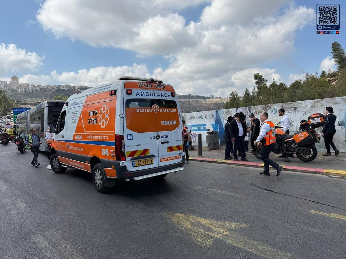 Ambulancia israelí acude al lugar de la operación llevada a cabo por la resistencia palestina en Jerusalén. Foto: Al Quds Network.