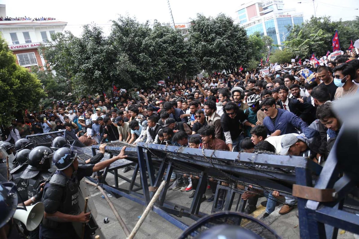 Enfrentamiento entre la policía y jóvenes manifestantes en Nepal. Foto: @thePiggsBoson (X)