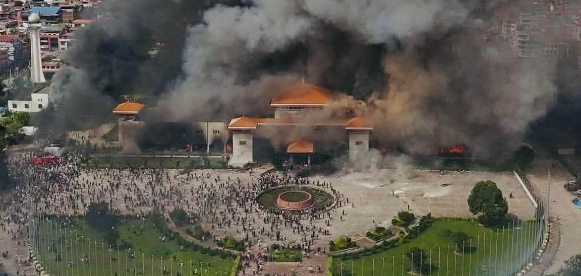 Manifestantes prenden fuego al parlamento federal de Nepal. Foto: @clashreport (X)