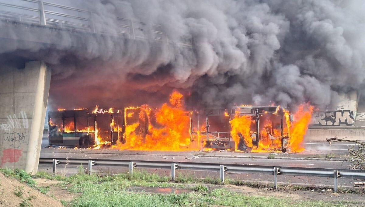 Autobus quemado en una carretera de Rennes (Estado francés) durante la jornada 'Bloqueemos todo' del 10 de septiembre. Foto: francebleu.fr