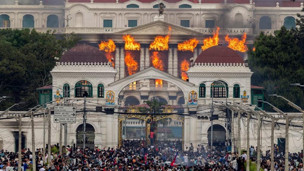 Protestas incendian el parlamento de Nepal en Katmandú. Foto: N/D