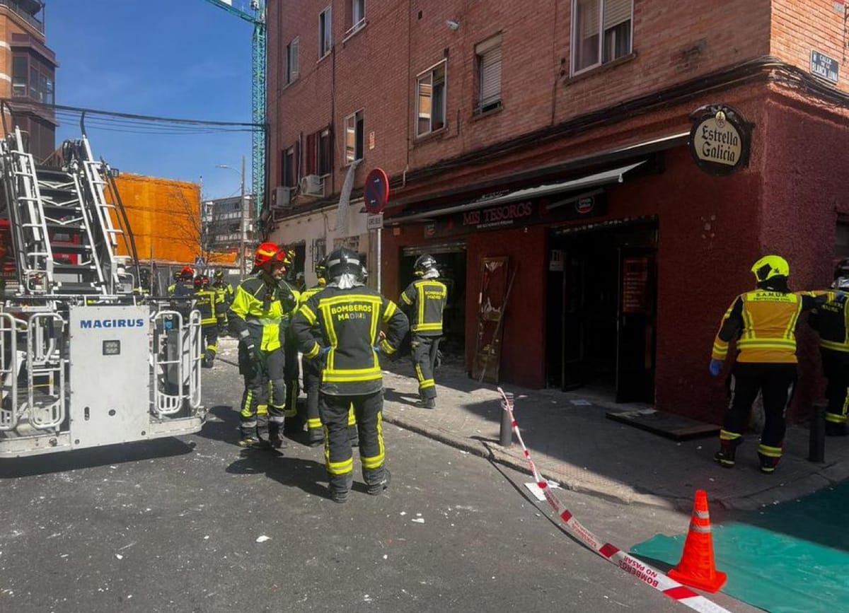 Bomberos acuden al lugar de la explosión de gas en una infravivienda de Vallecas (Comunidad de Madrid). Foto: @PanAmPost_es