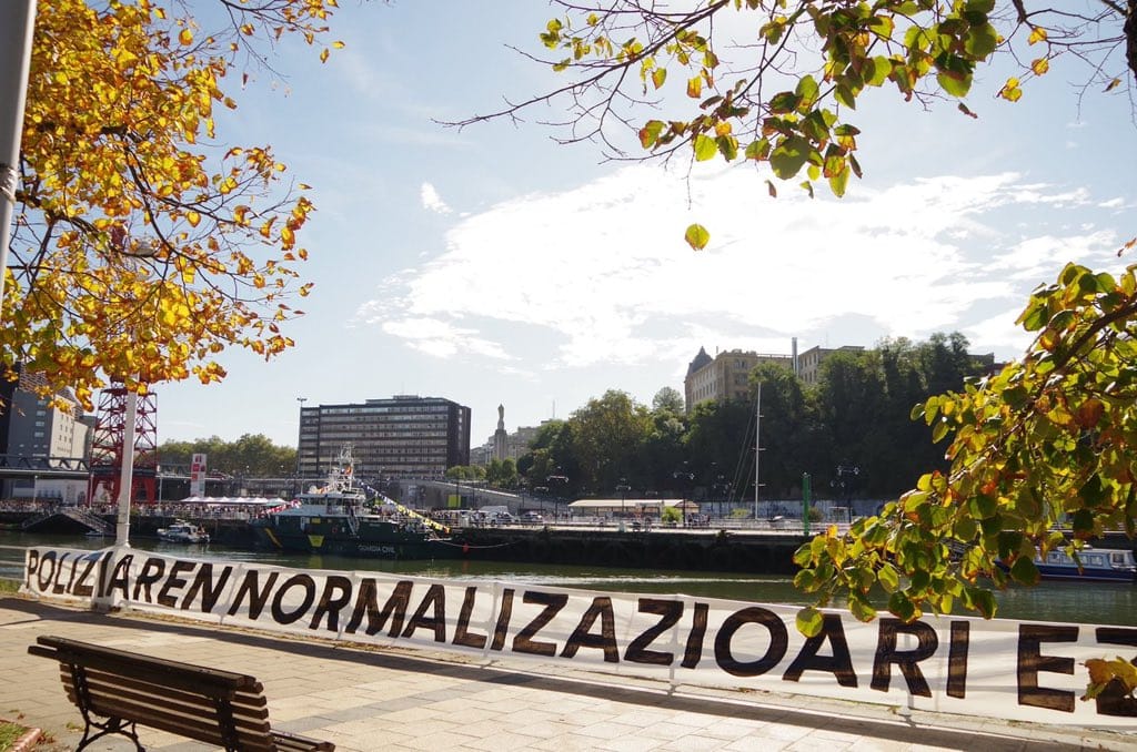 Pancarta desplegada en la ría de Bilbo ante la exhibición de la Guardia Civil: "No a la normalización de la policía". Foto: Kontseilu Sozialista Bilbo.