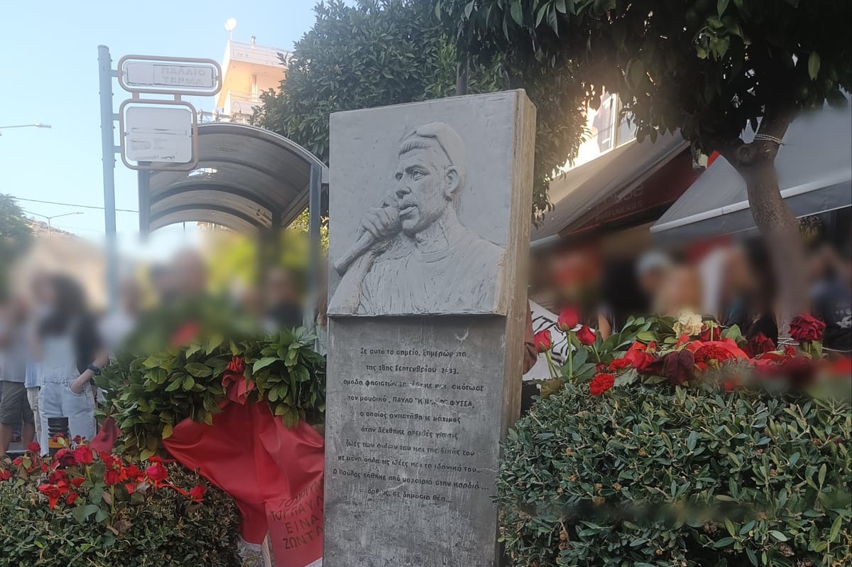 Ofrenda floral a Pavlos Fyssas en el barrio de Keratsini en Atenas (Grecia). Foto: @laf_portal (X)