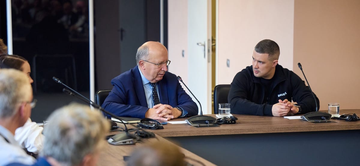 Imagen de archivo del comisario europeo de Defensa y Espacio, Andrius Kubilius, junto a Mykhailo Fedorov, ministro de Transformación Digital de Ucrania. Foto: @FedorovMykhailo (X)