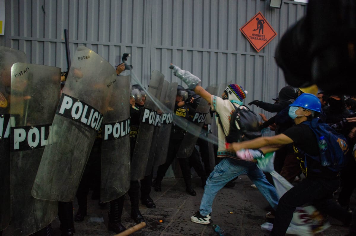 Manifestantes se enfrentan a la policía en Lima (Perú). Foto: @PebraesFoto2023 (X)