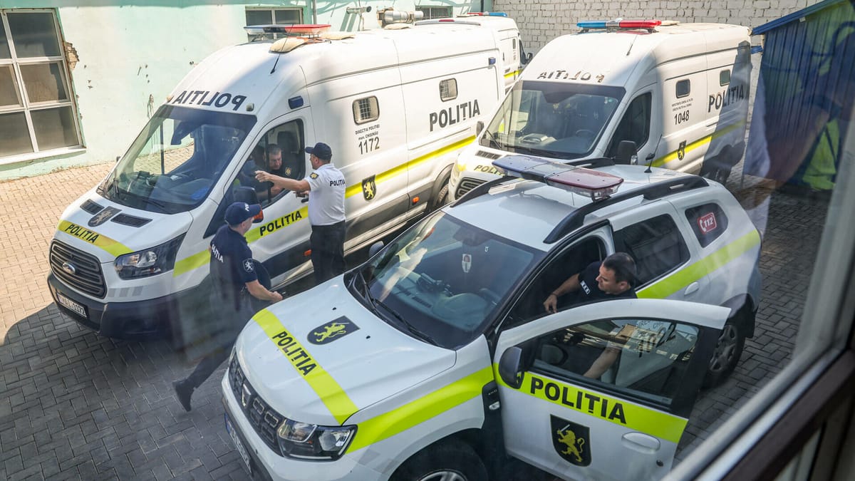 Imagen de archivo de vehículos policiales moldavos. Foto: vía Daily Romania.