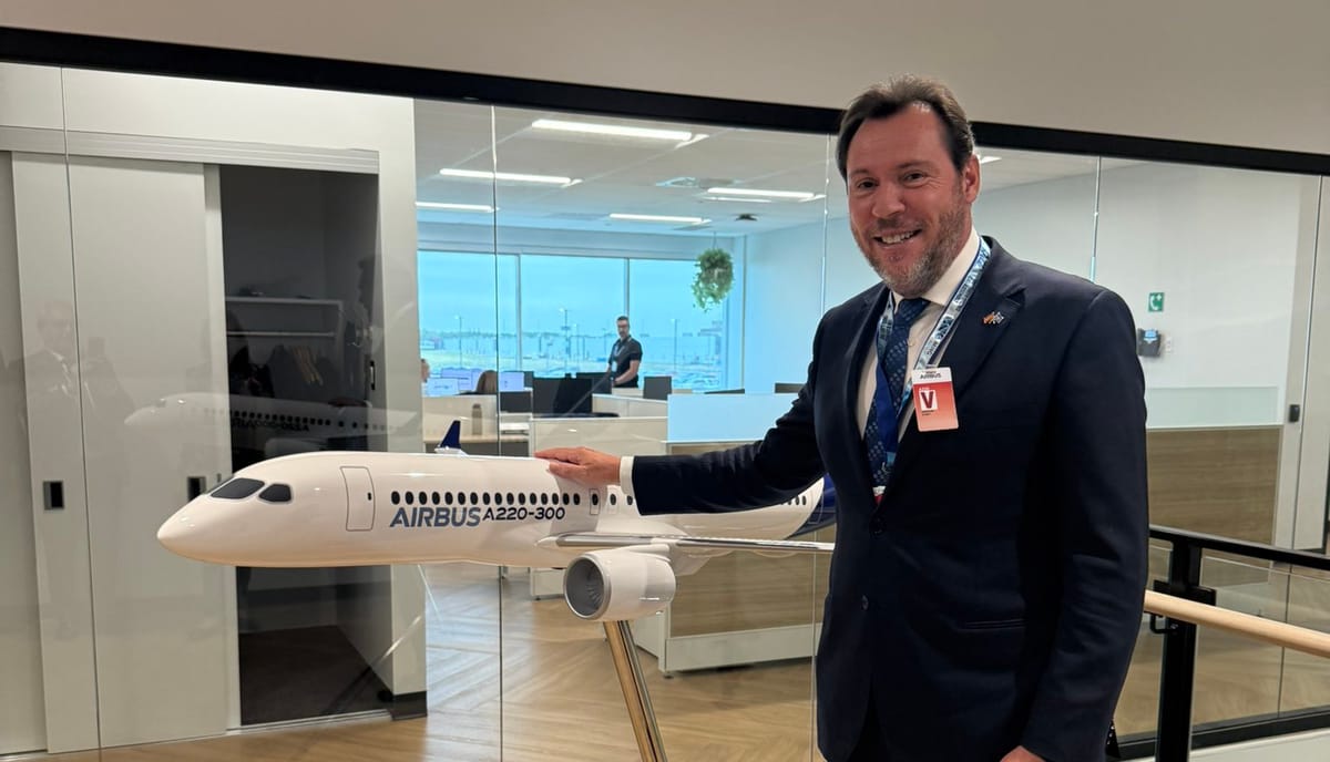 Imagen de archivo del ministro de Transporte del Gobierno español, Óscar Puente, con una maqueta de Airbus. Foto: @oscar_puente_ (X)