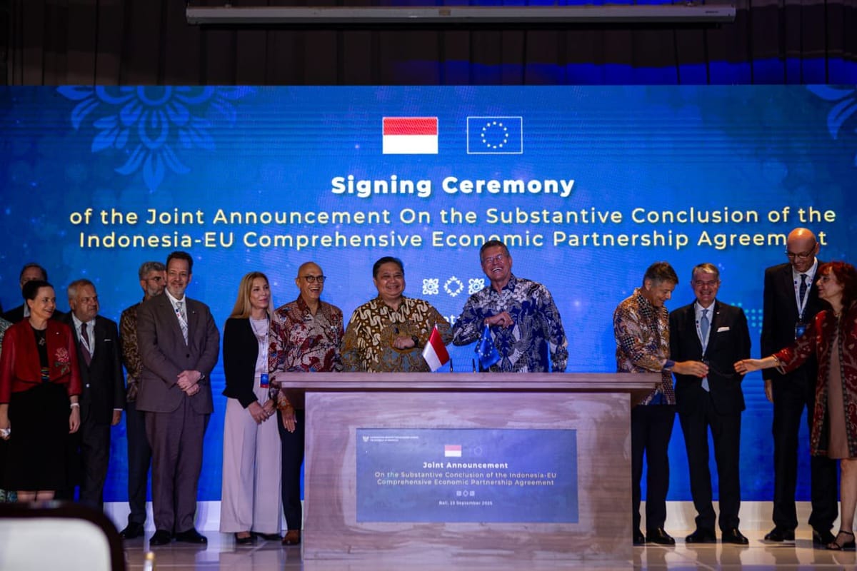 Imagen de archivo de el comisario europeo de Comercio, Maroš Šefčovič, y el ministro indonesio de Economía, Airlangga Hartarto, firmando el acuerdo de libre comercio. Foto: @MarosSefcovic (X)