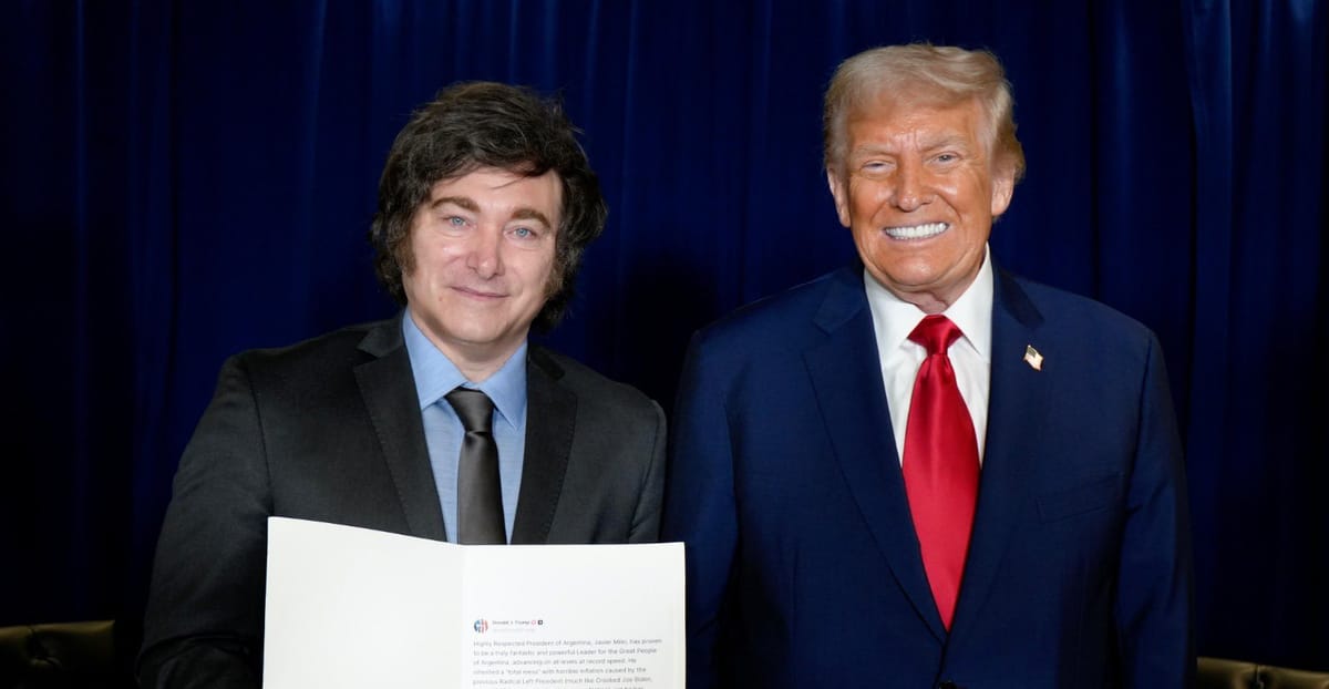 Javier Milei reunido con Donald Trump durante la Asamblea General de la ONU en Nueva York, sosteniendo una carpeta que contiene un post de Trump en Truth Social. Foto: N/D.