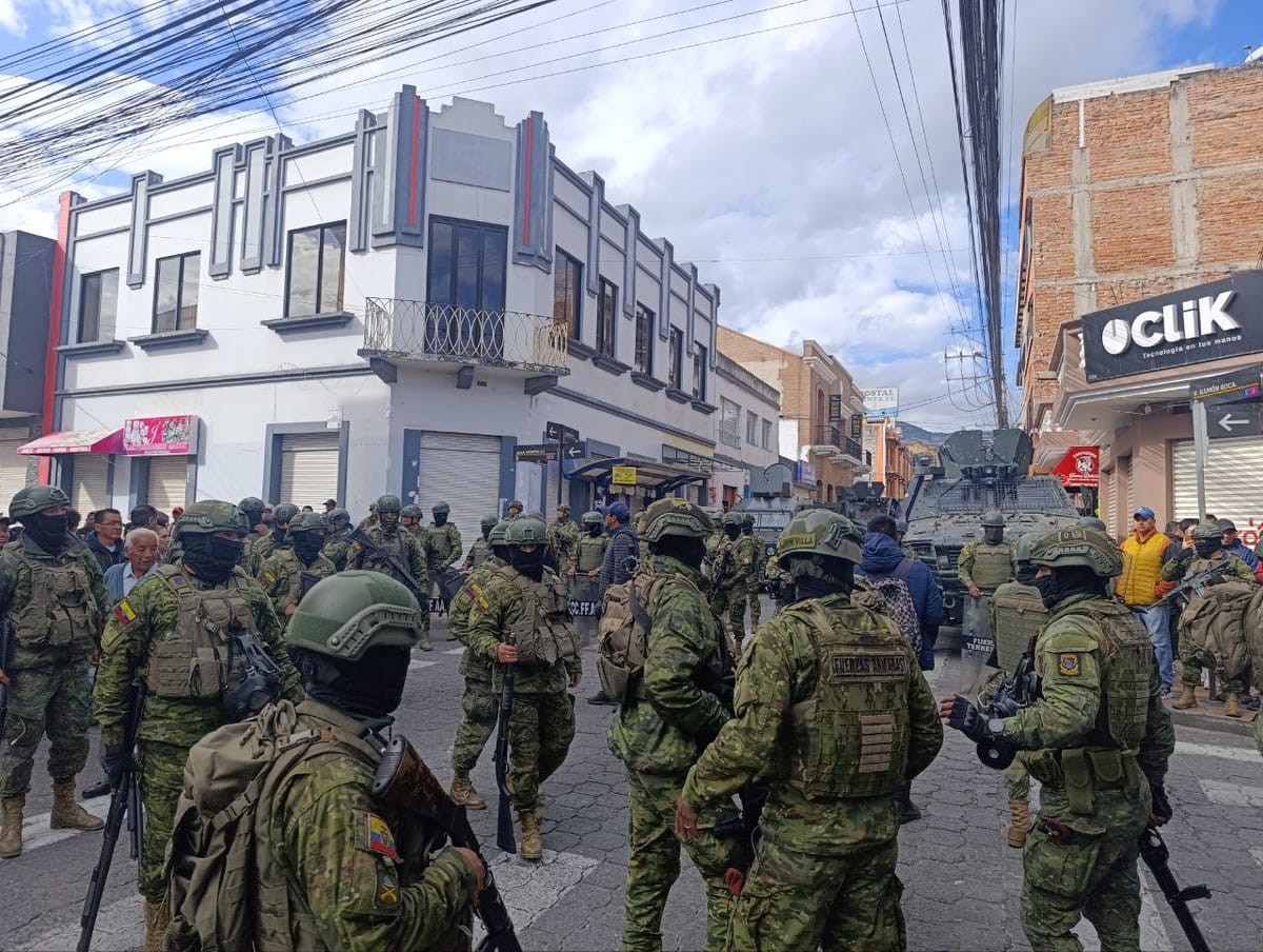 La Policía Nacional y el Ejército de Ecuador despliegan sus unidades en las calles para reprimir las protestas. Foto: @LeonidasIzaEc (X)
