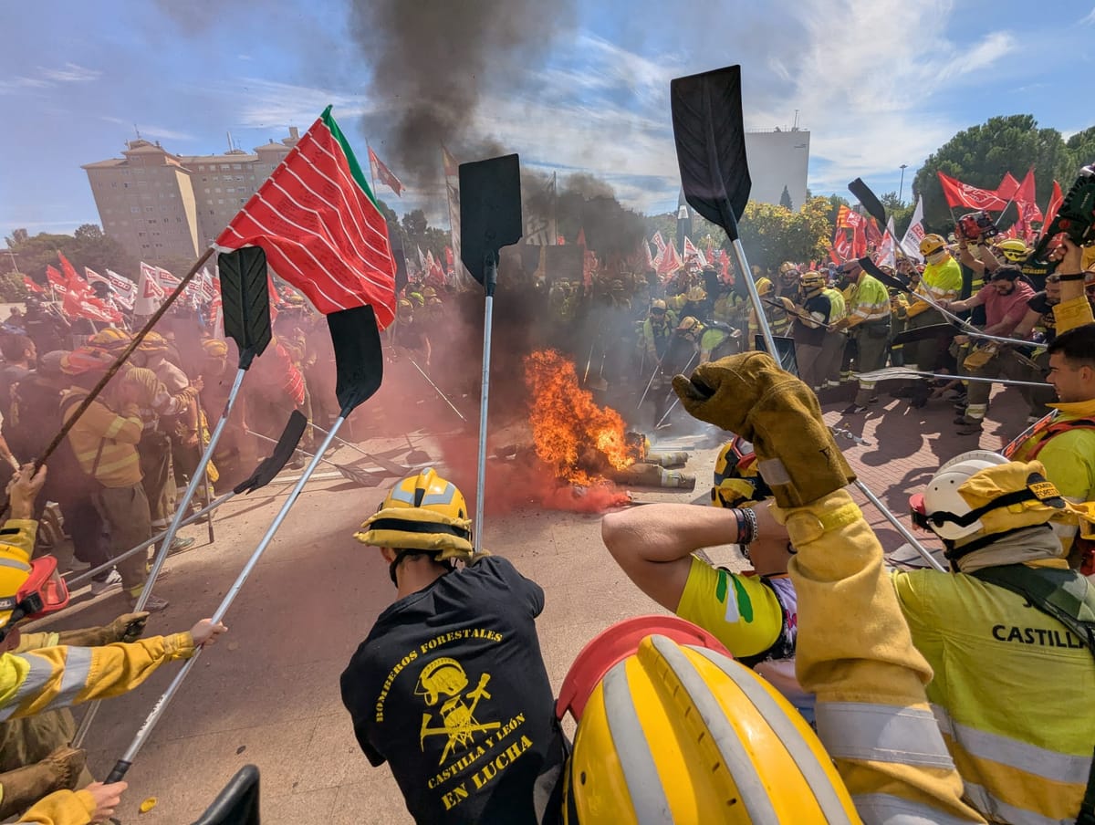 Protesta de bomberos y agentes forestales en Valladolid, 24 de septiembre de 2025. Foto: @BBFFLuchaCyl (X)