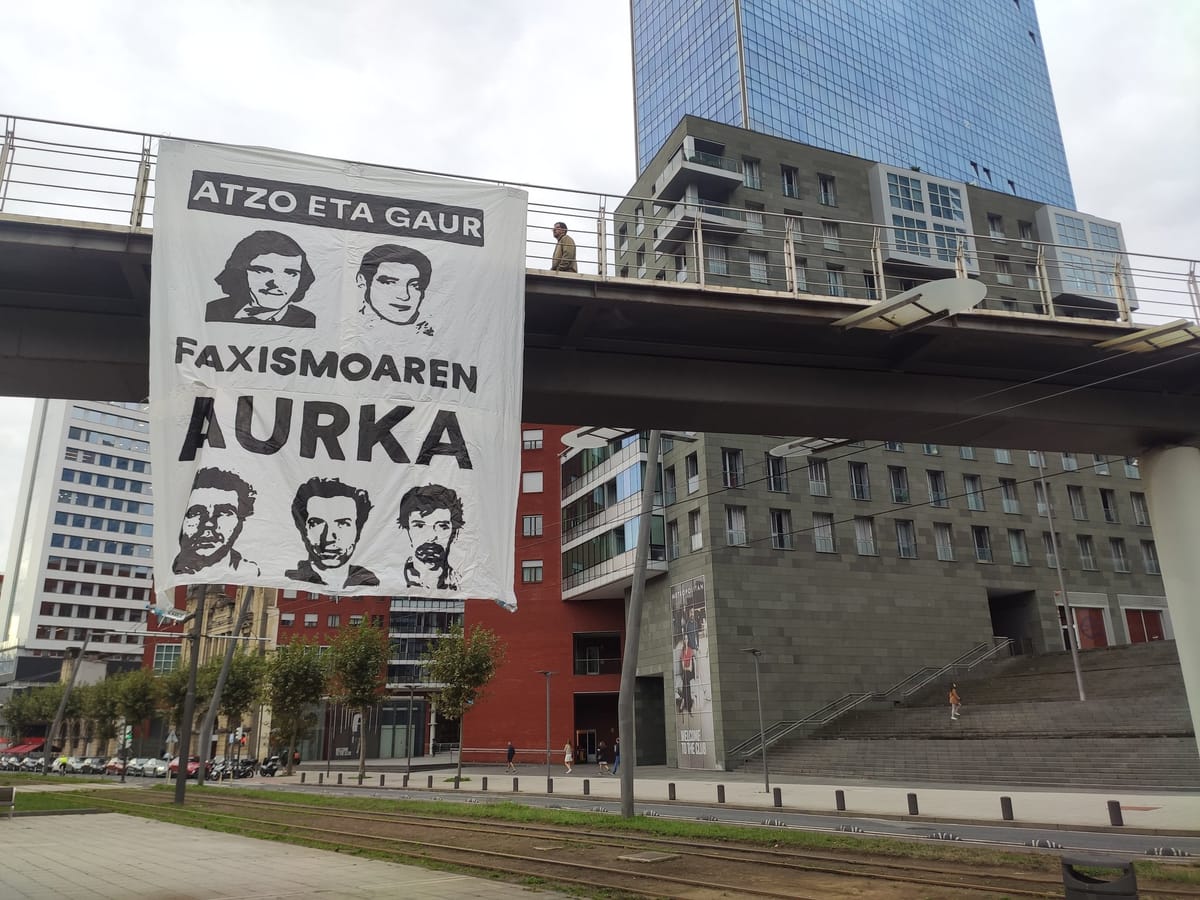 Pancarta en Bilbo (Bizkaia) en honor a los cinco fusilados del 27 de septiembre de 1975: "Ayer y hoy contra el fascismo". Foto: Kontseilu Sozialista Bilbo.