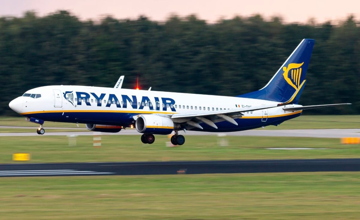 Ryanair confirma cierre de base en Santiago y podría despedir a un centenar de trabajadores