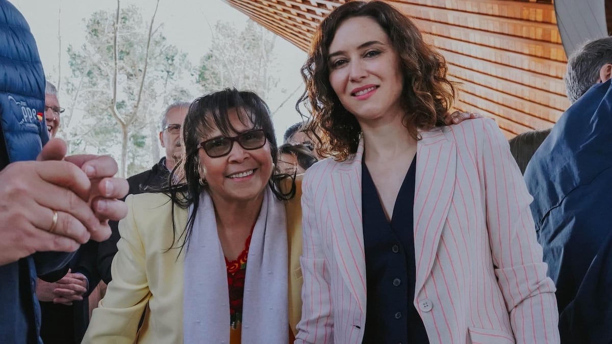 Imagen de archivo de la predicadora evangélica colombiana Yadira Maestre al lado de Isabel Díaz Ayuso, presidenta de la Comunidad de Madrid. Foto: N/D.