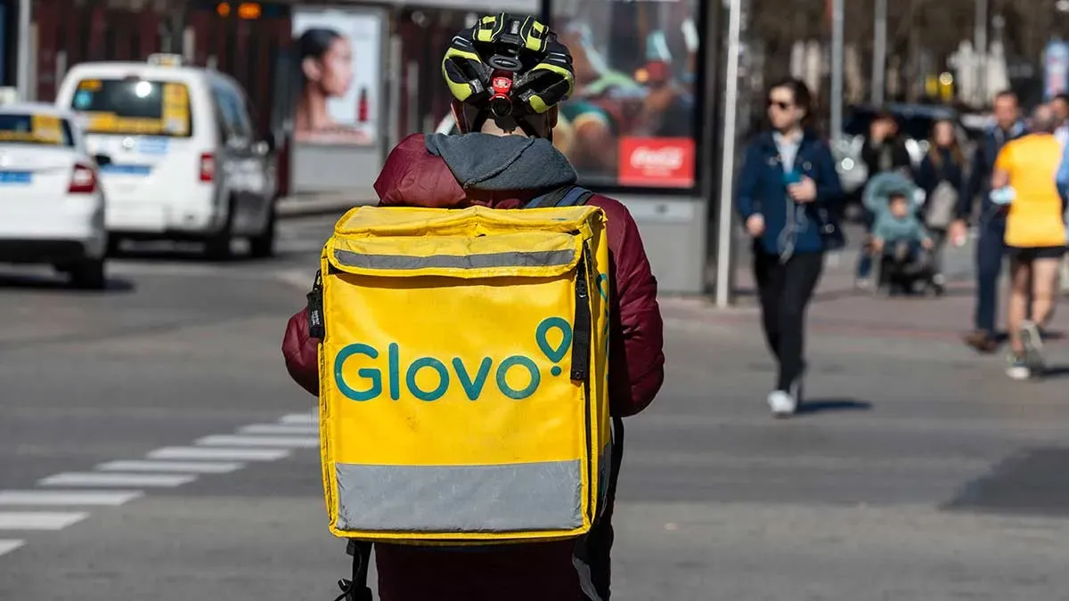 Un 'rider' de Glovo en Madrid. Foto: vía marketingdirecto.com