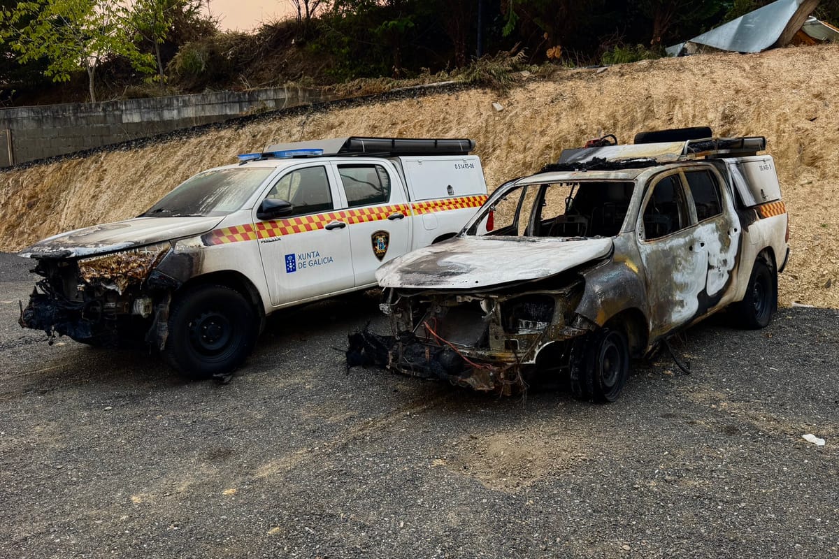 Vehículos de emergencias de la Xunta de Galicia quemados tras los incendios. Foto: @AlbertoSxenick (X)