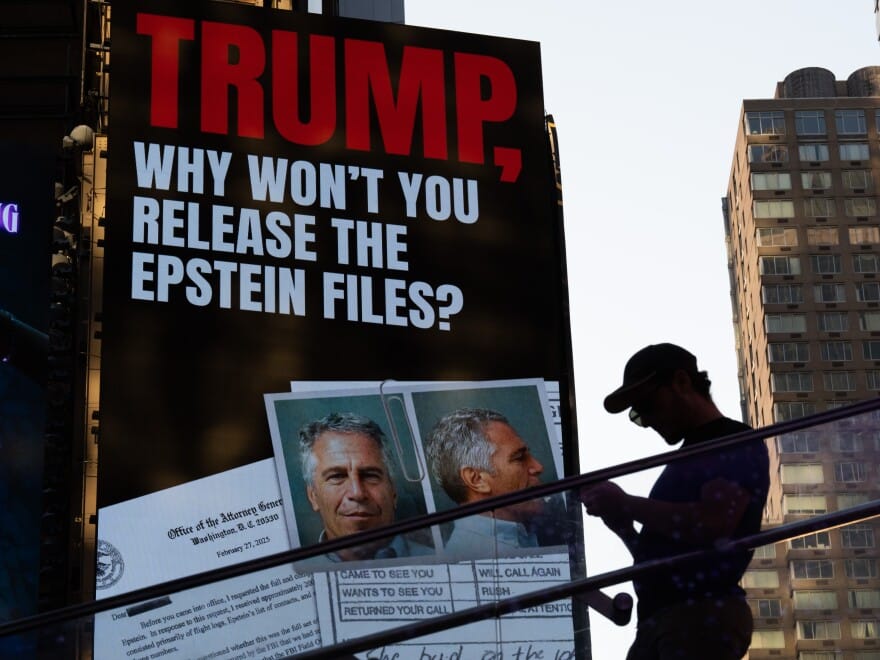 Imagen de archivo de un hombre ante un cartel que reza: "Trump, ¿por qué no vas a liberar los documentos de Epstein?". Foto: @turkiyetodaycom (X)