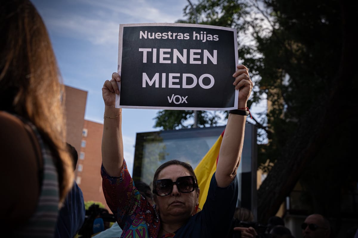 Una mujer sostiene un cartel de Vox en la concentración contra el Centro de Primera Acogida de Hortaleza. Foto: @IgnacioAnsaldo (X)