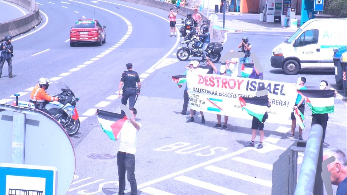 Activistas de Palestinarekin Elkartasuna detienen la Vuelta para protestar contra la participación de Israel Premier Tech en la competición. Foto: Palestinarekin Elkartasuna
