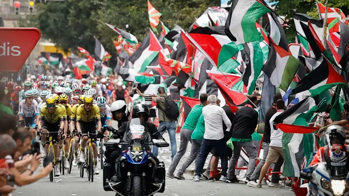 Manifestantes propalestinos tratan de cortar la carretera durante La Vuelta 2025 en Bilbo (Euskal Herria). Foto: EFE/Miguel Toña