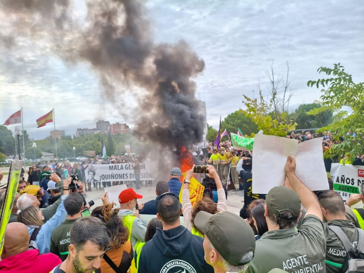 Protesta de los bomberos forestales de Castilla y León frente a las Cortes de la comunidad. FOTO: @CGT (X)