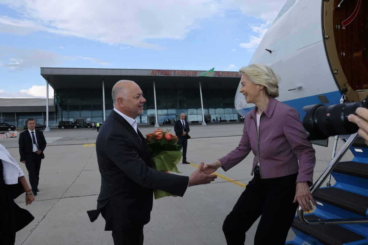 Ursula Von der Leyen, presidenta de la Comisión Europea, es recibida por el primer ministro búlgaro Rossen Jeliazkov en el aeropuerto de Plovdiv (Bulgaria). Foto: @R_JeliazkovPM (X).