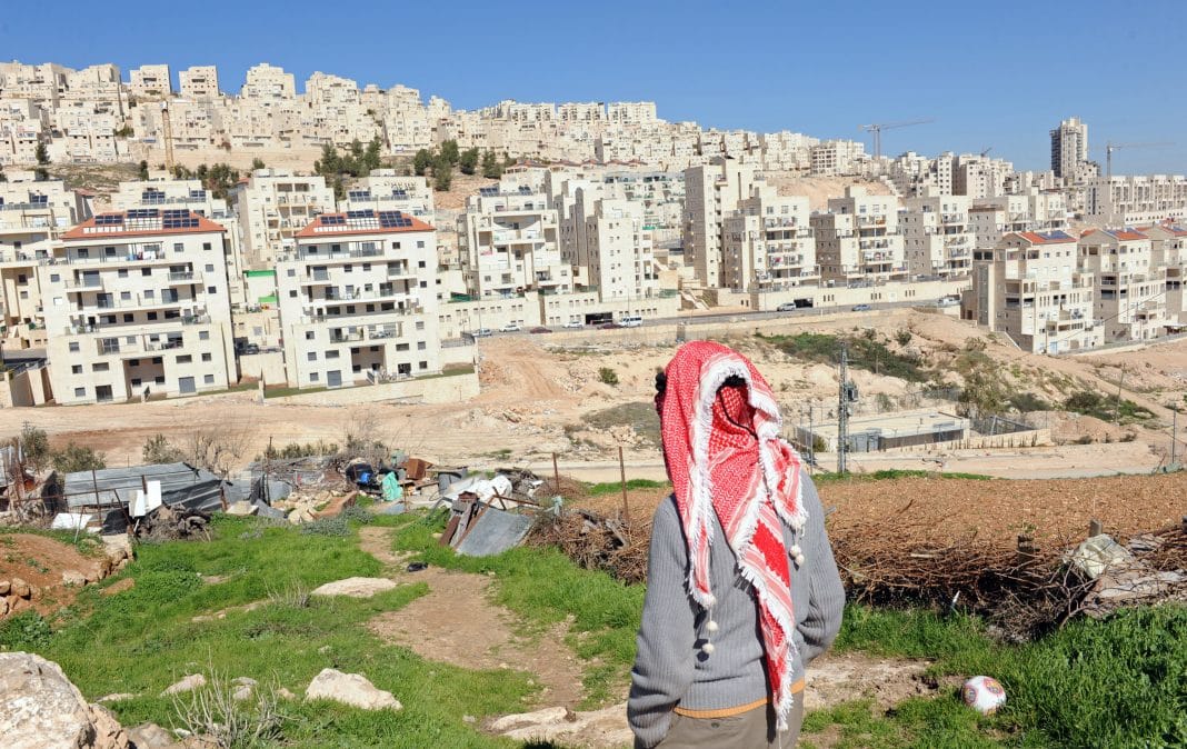 Un palestino observa el asentamiento israelí de Har Homa, Cisjordania (Palestina), 18 de febrero de 2011. Foto: UPI/Debbie Hill.