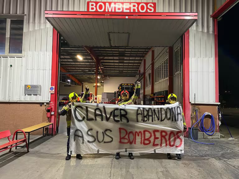 Parque del SPEIS de Sabiñánigo con los bomberos en huelga. Foto: vía Cadena Ser