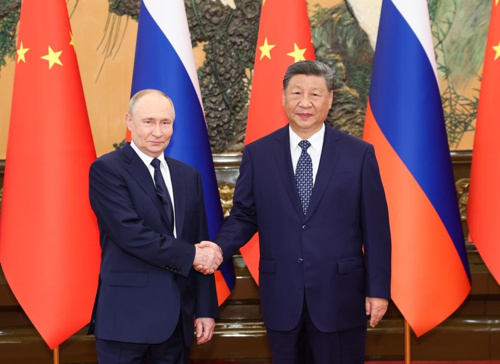 Vladimir Putin y Xi Jinping estrechan sus manos en una reunión bilateral en Pekín. Foto: Xinhua/Huang Jingwen