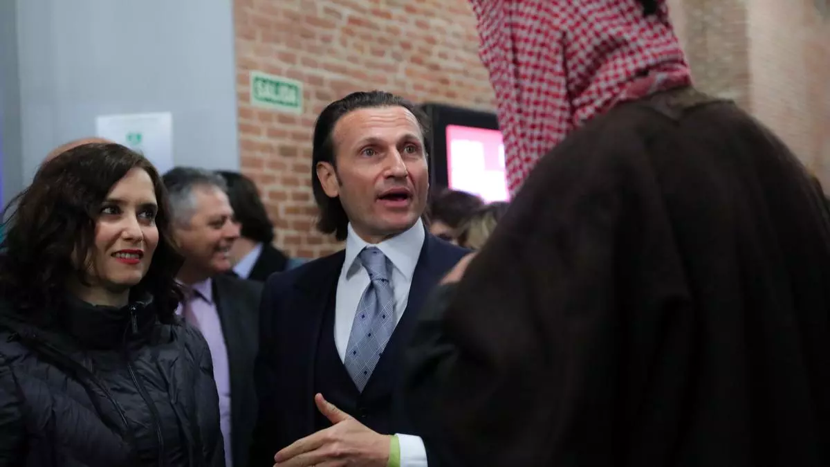 Imagen de archivo de Isabel Díaz Ayuso y David Hatchwell en 2019. Foto: Europa Press