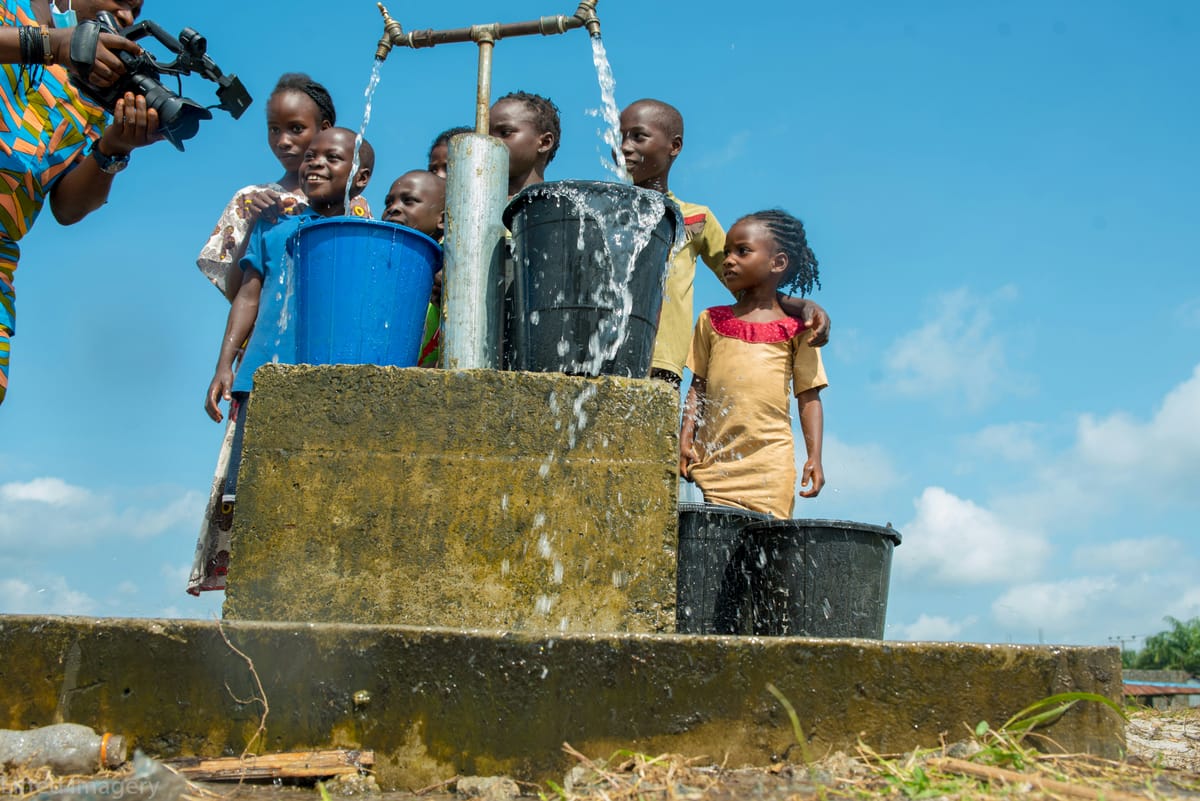 Imagen de archivo de niños ante una fuente de agua. Foto: Adebayo Alabi/Unsplash