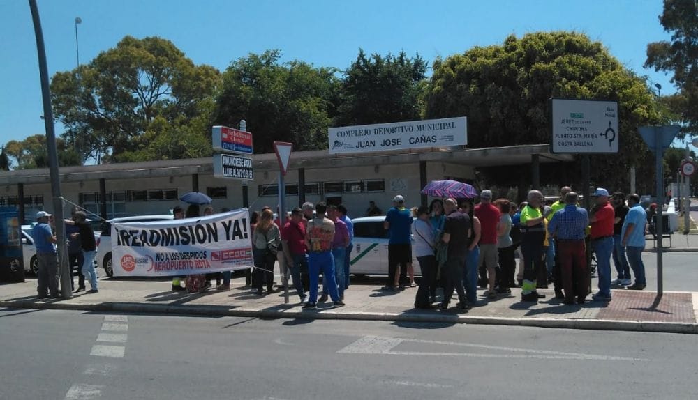 Los trabajadores del aeropuerto de la Base de Rota durante el inicio de una huelga, en una imagen de archivo. Foto: La Voz del Sur