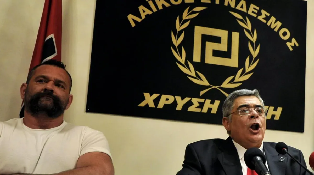 Imagen de archivo de Nikos Michaloliakos (a la derecha) durante una rueda de prensa en 2012. Foto: EFE