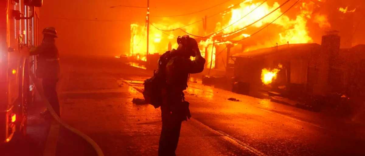 Los Ángeles enfrenta el peor incendio de su historia con insuficiencia de agua y bomberos