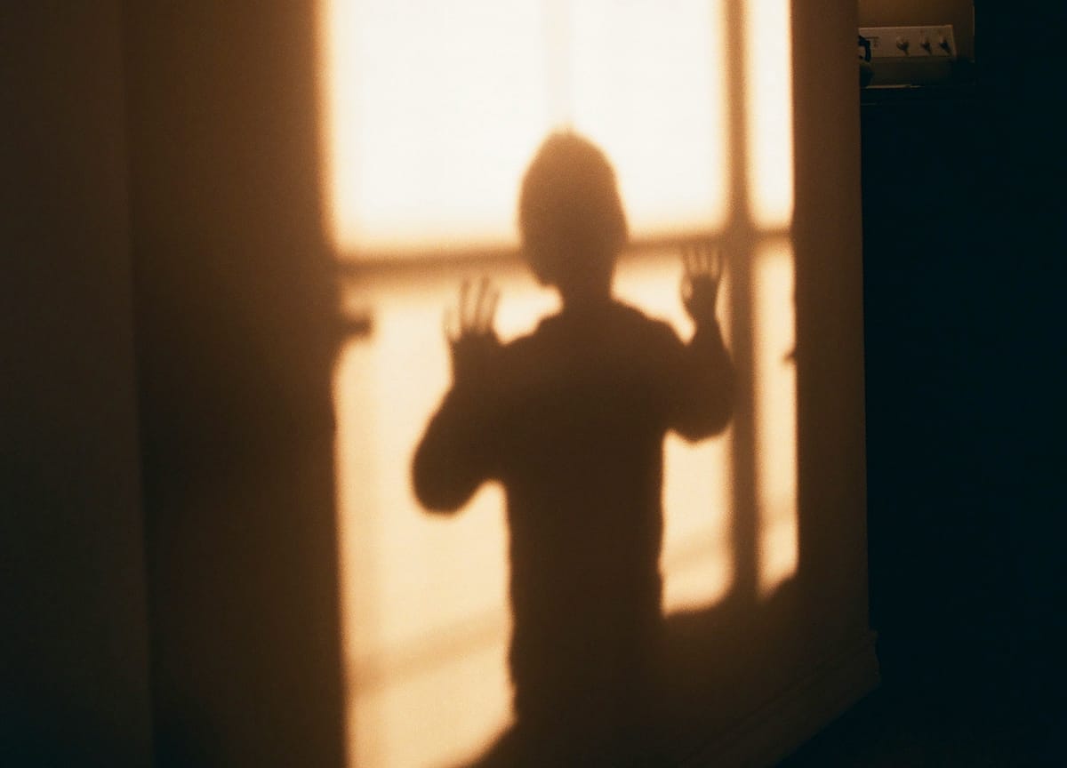 Imagen de archivo conceptual de una silueta de un niño. Foto: Chad Stedbridge/Unsplash