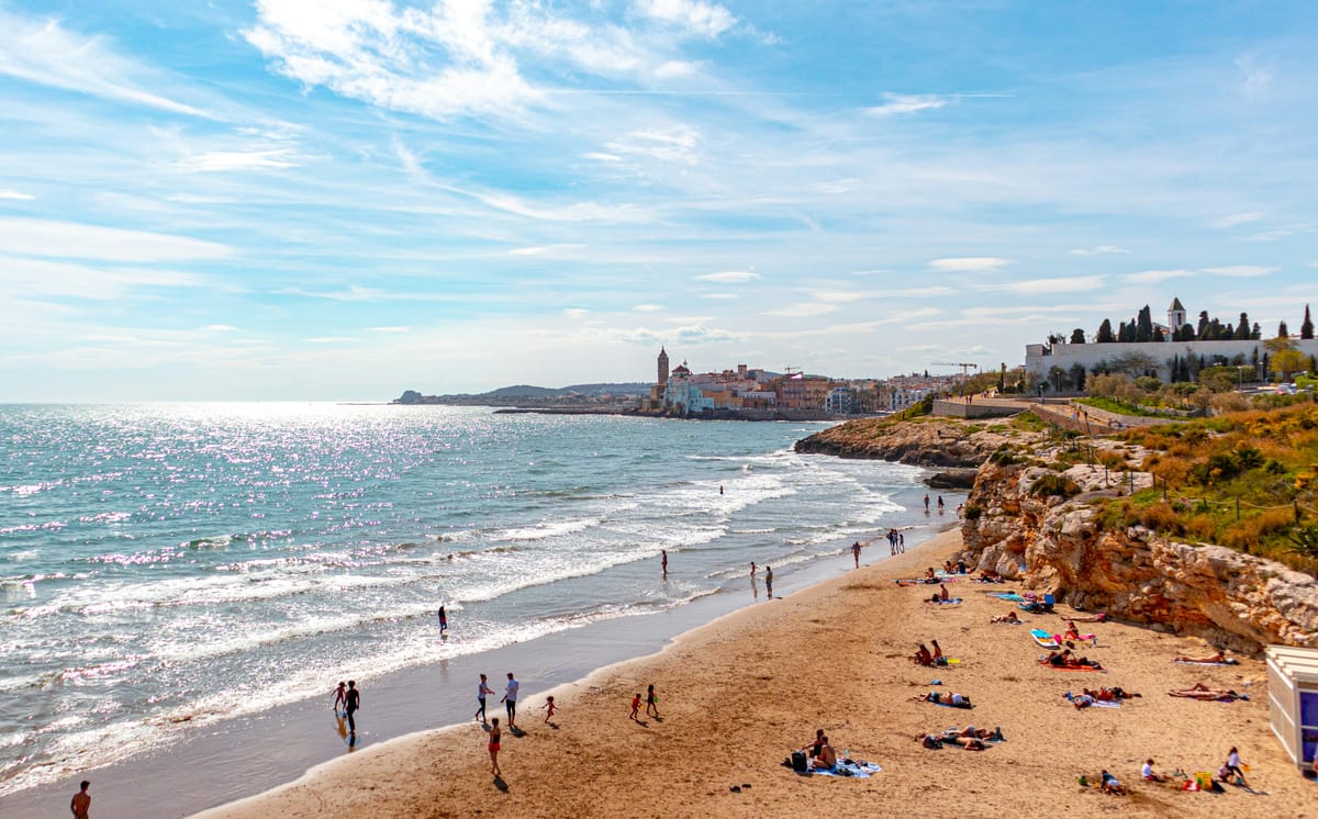 Imagen de archivo de la playa de Sitges (Catalunya). FOTO: Chan Lee/Unsplash