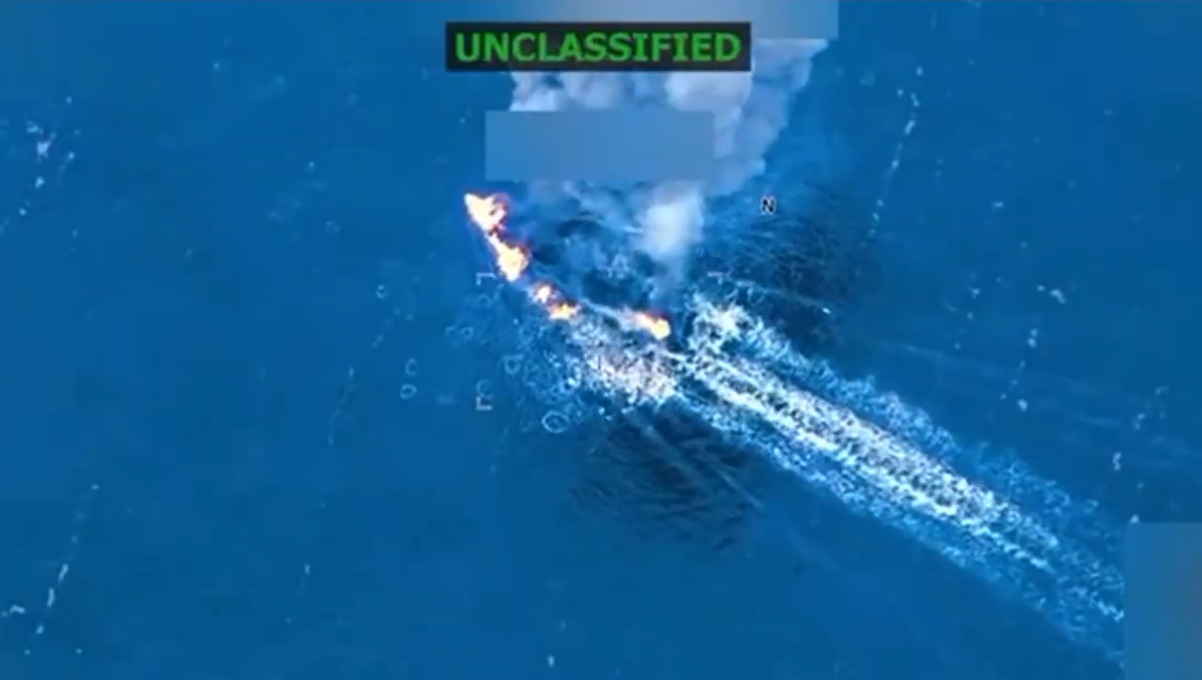 Imagen difundida por la Casa Blanca, que muestra la embarcación bombardeada en aguas del Caribe. Foto: The White House.