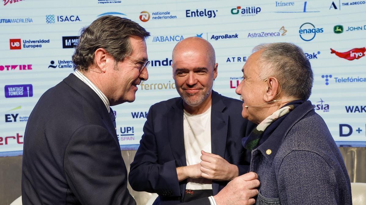 El presidente de la CEOE, Antonio Garamendi, junto a los líderes de CCOO y UGT, Unai Sordo y Pepe Álvarez. Foto: Chema Moya