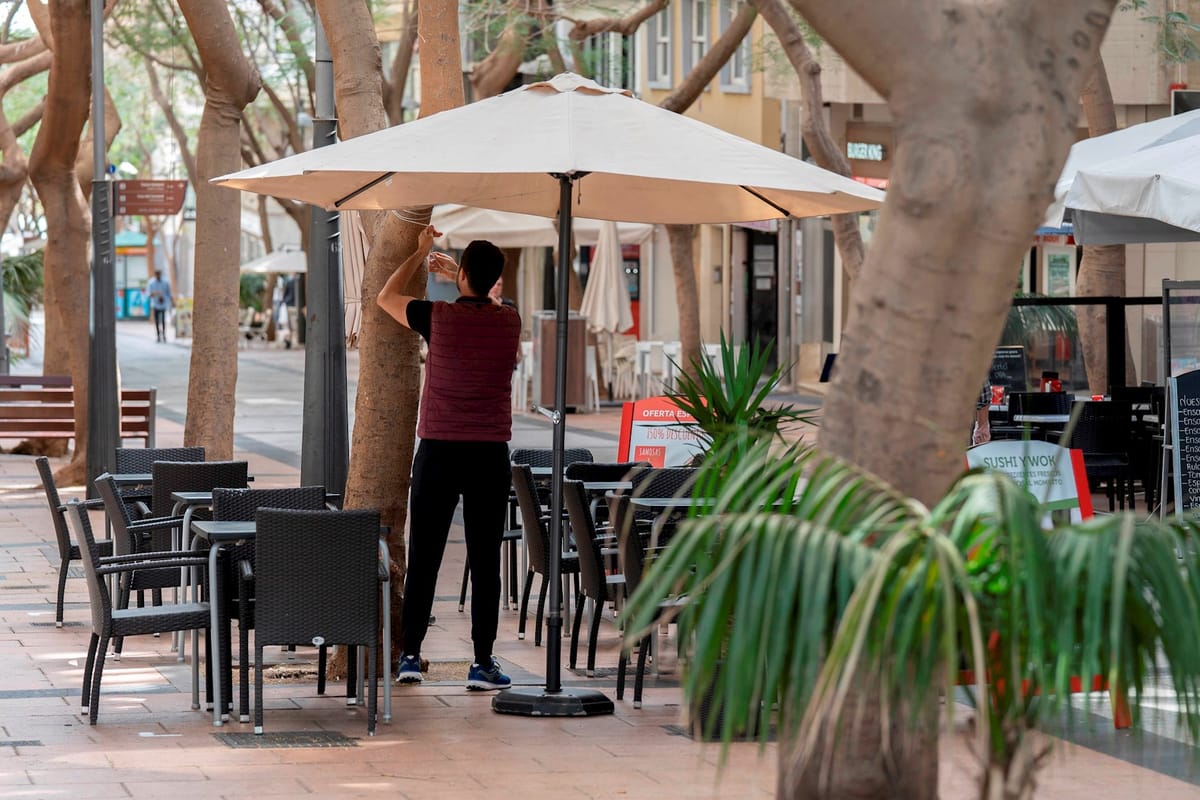 Imagen de archivo de un trabajador de la hostelería en una terraza de bar. Foto: N/D