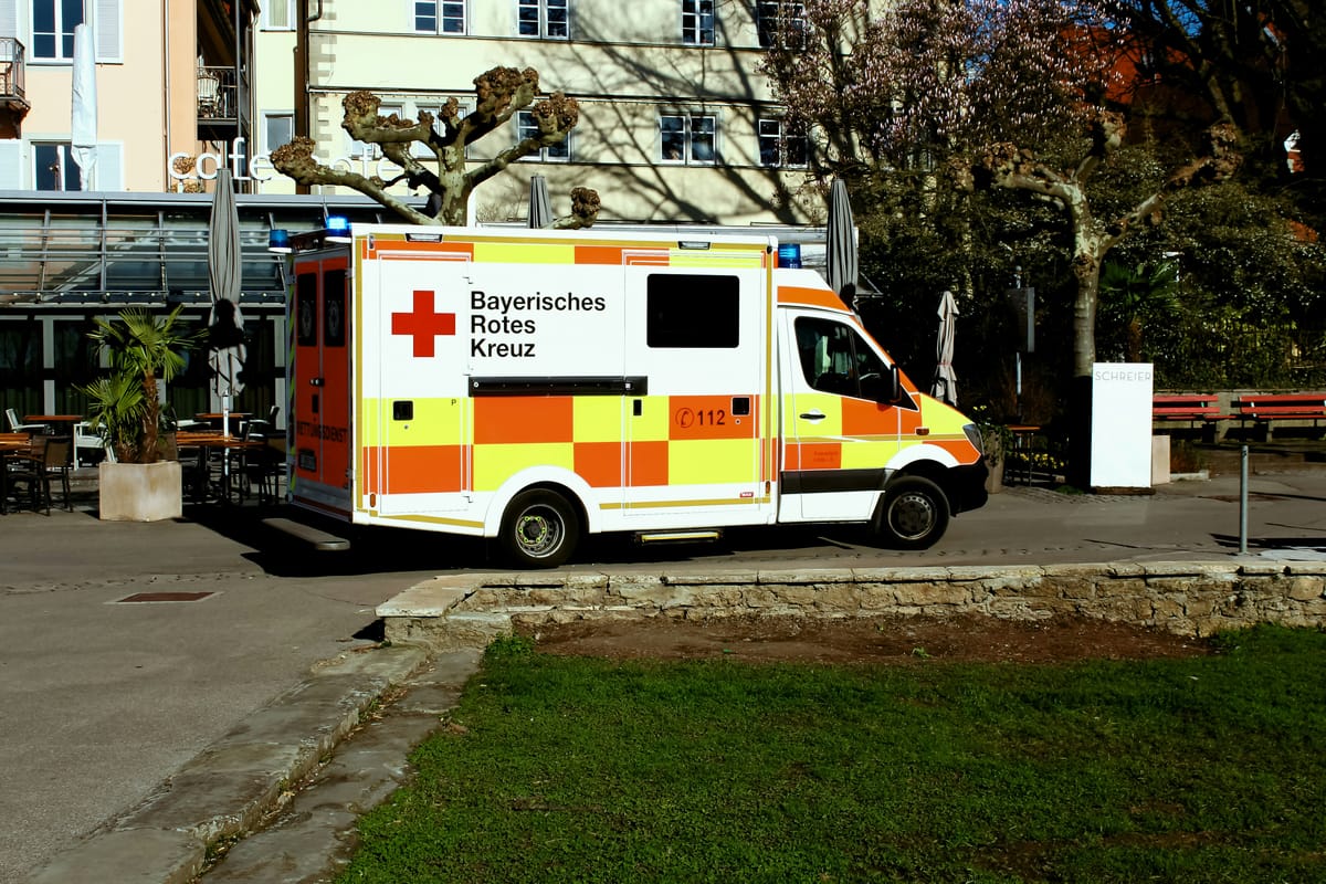 Imagen de archivo de una ambulancia alemana. Foto: Harry Dona/Unsplash.