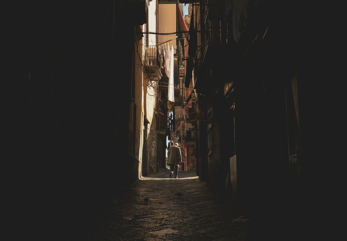 Imagen de archivo de un hombre caminando por las calles de Nápoles (Italia). Foto: Khamkéo/Unsplash.
