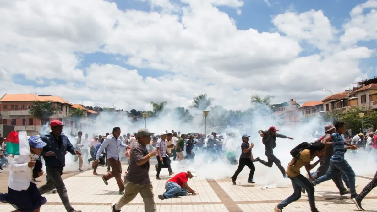 Imagen de archivo de manifestantes corriendo entre gases en Madagascar.