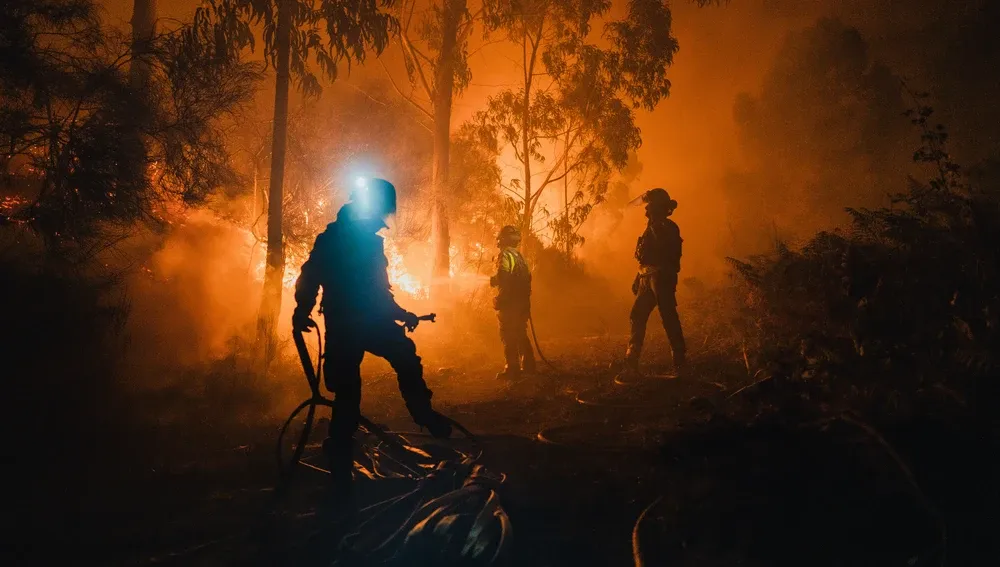 Miembros de las brigadas de extinción de incendios forestales de Galiza. FOTO: Pedro Pascual/Anadolu vía Getty Images